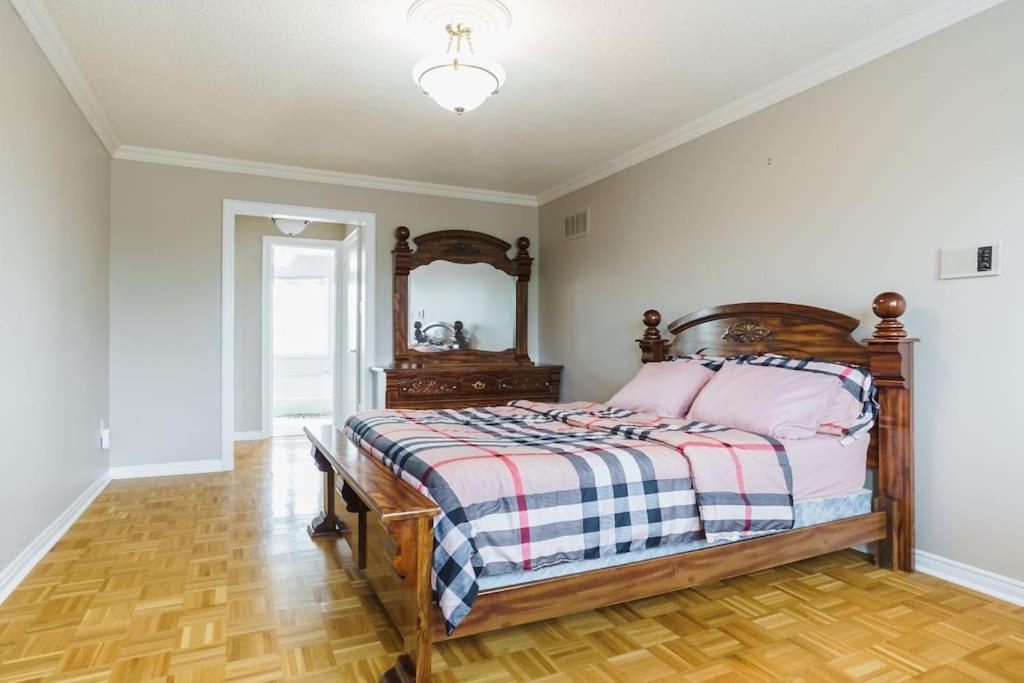 מיסיסאוגה Beautiful Home 4 Bed, 3 Bath, Garage, Backyard! מראה חיצוני תמונה