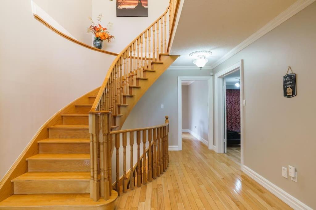 מיסיסאוגה Beautiful Home 4 Bed, 3 Bath, Garage, Backyard! מראה חיצוני תמונה