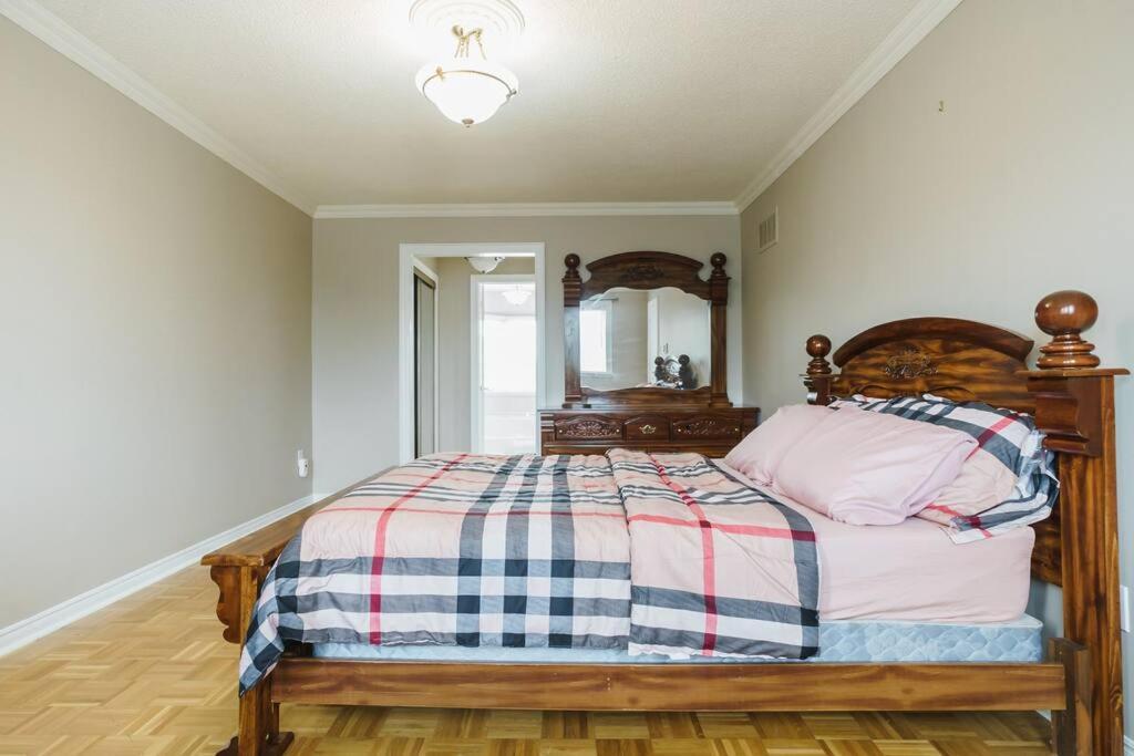מיסיסאוגה Beautiful Home 4 Bed, 3 Bath, Garage, Backyard! מראה חיצוני תמונה