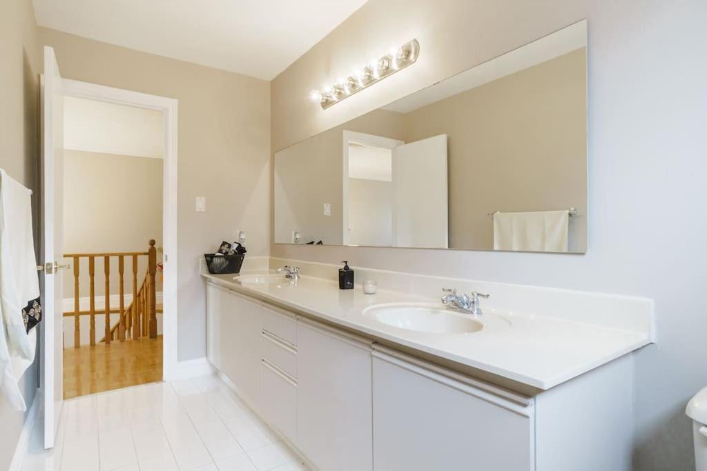 מיסיסאוגה Beautiful Home 4 Bed, 3 Bath, Garage, Backyard! מראה חיצוני תמונה