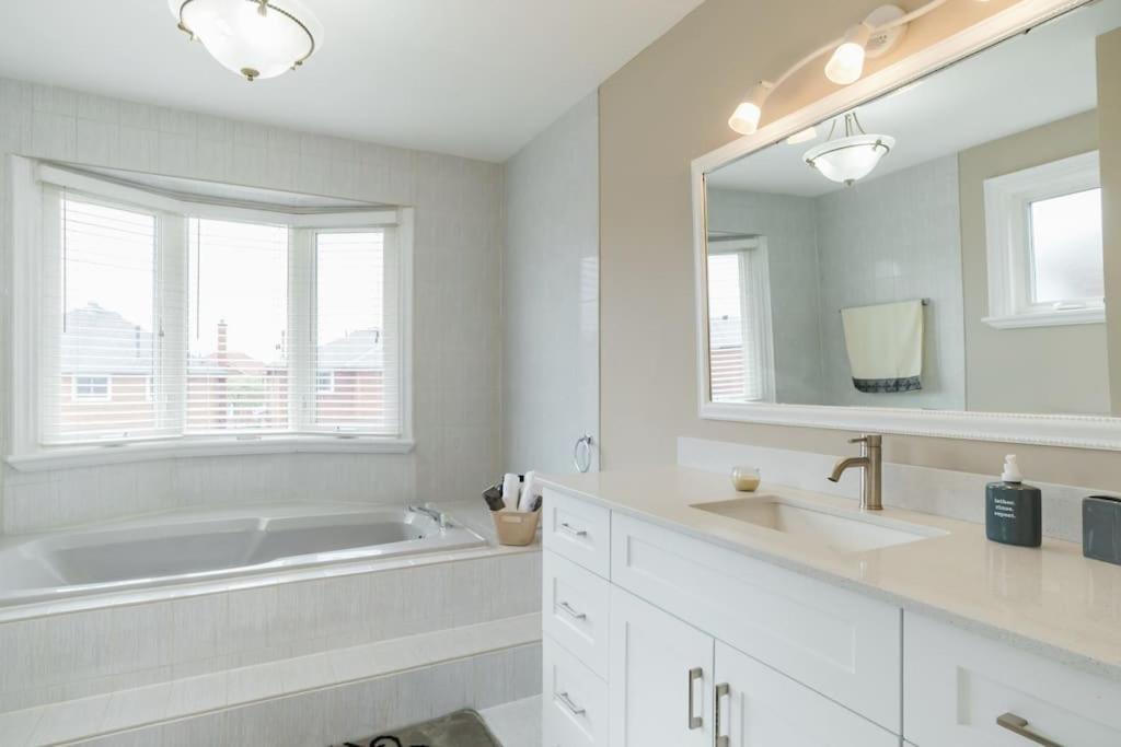 מיסיסאוגה Beautiful Home 4 Bed, 3 Bath, Garage, Backyard! מראה חיצוני תמונה
